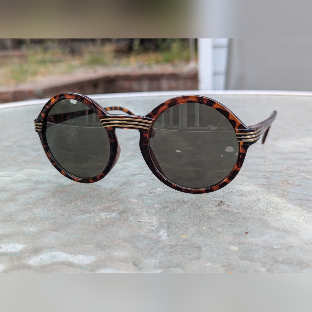 Tortoise Shell Pinup Sunglasses - Picture 3 of 4